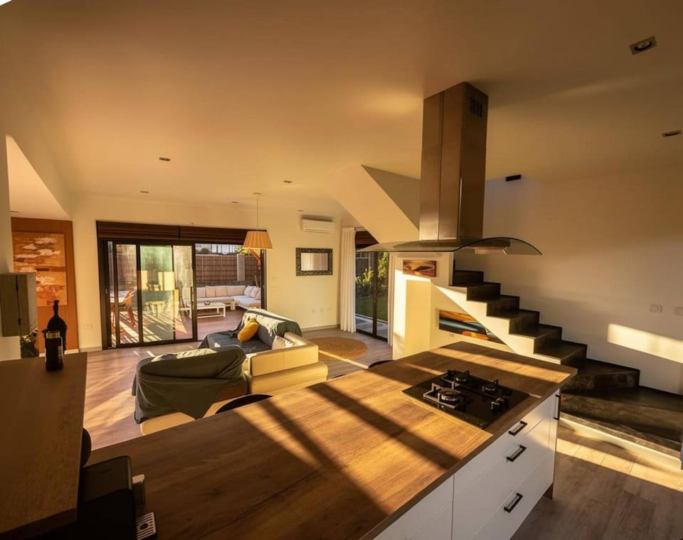 Kitchen or kitchenette, Living room, Seating area, Dining area