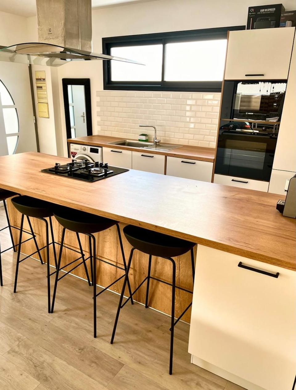 Kitchen or kitchenette, Living room, Seating area, Dining area, dishwasher, oven, washing machine
