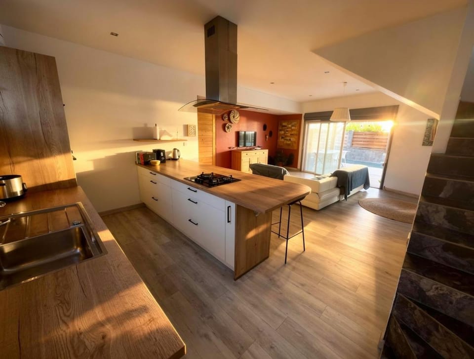 Kitchen or kitchenette, Living room, Seating area, Dining area