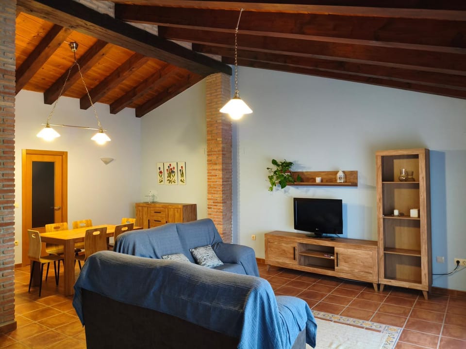 Communal lounge/ TV room, TV and multimedia, Living room, Dining area