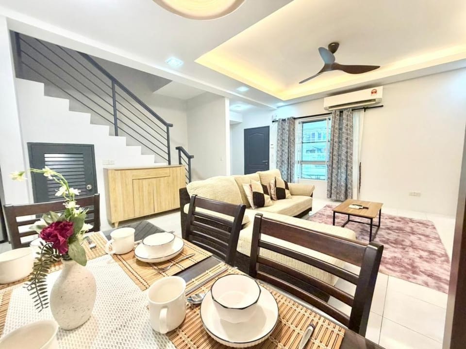 Landed house 16pax setia alam Mall SCCC 4Room WiFi House in Selangor, Malaysia