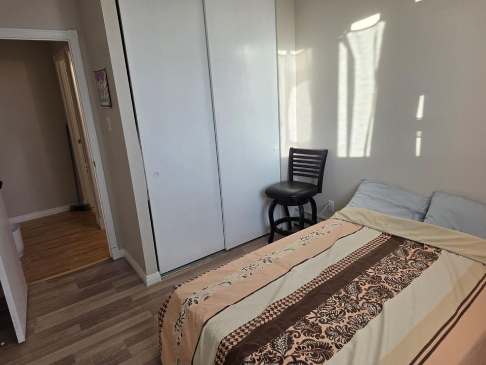 2 Bedroom Shared Condo Kensington Close to DT Apartment in Calgary