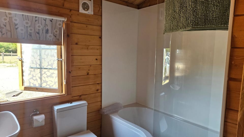 Cabin - Sleeps 6 - Free Parking & Garden Cabin in Waterbeach