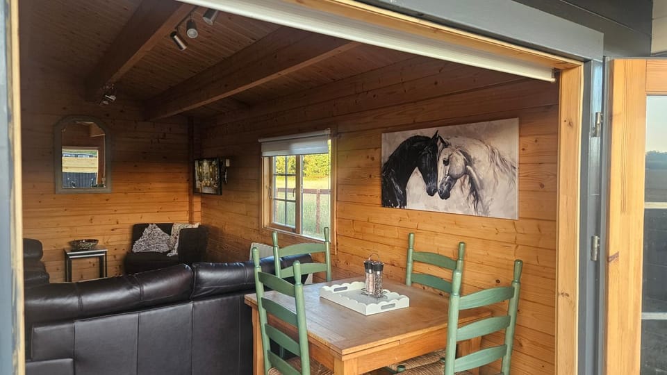 Cabin - Sleeps 6 - Free Parking & Garden Cabin in Waterbeach
