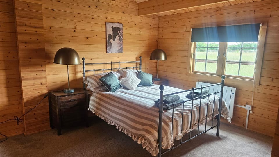 Cabin - Sleeps 6 - Free Parking & Garden Cabin in Waterbeach