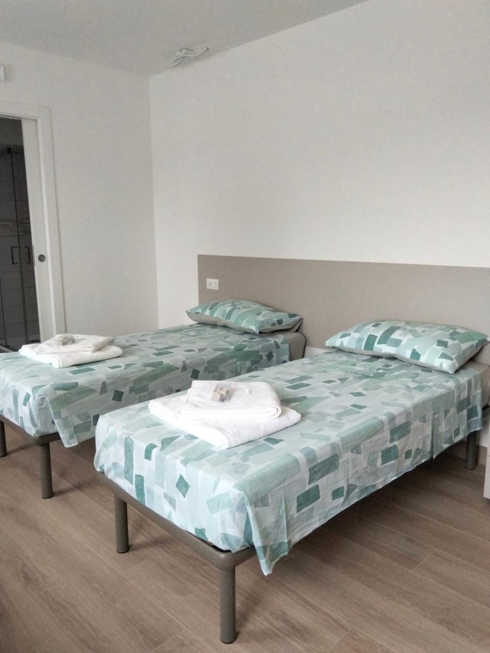 Bedroom, towels