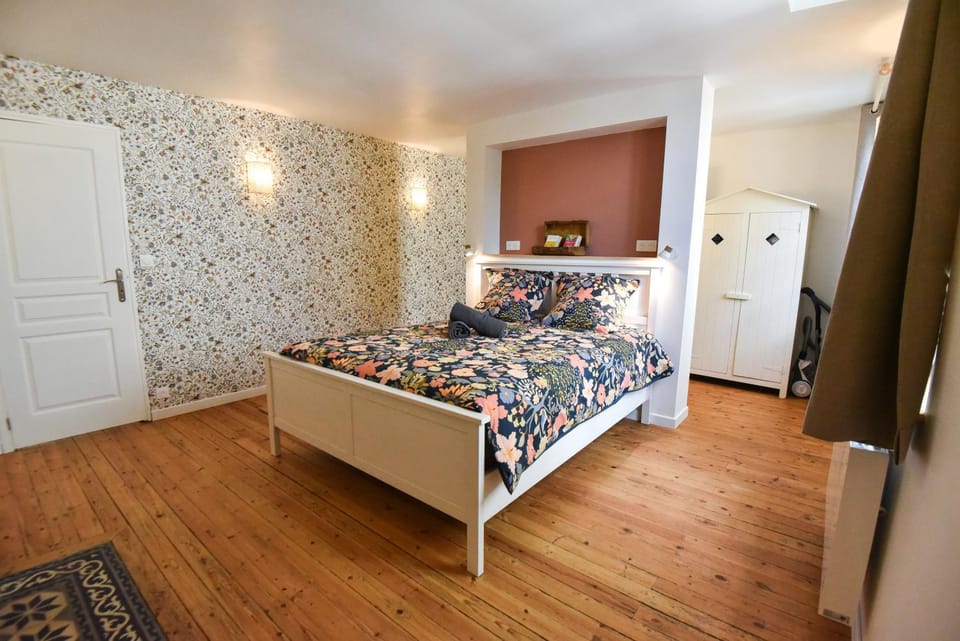 Photo of the whole room, Bedroom
