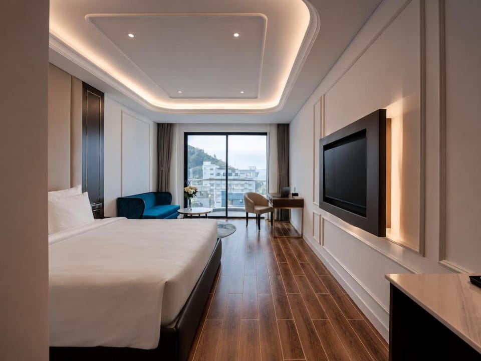 Bed, Natural landscape, TV and multimedia, Living room, Photo of the whole room, Bedroom