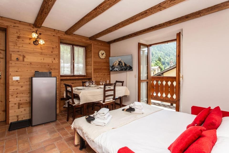 Bed, TV and multimedia, Kitchen or kitchenette, Living room, Dining area