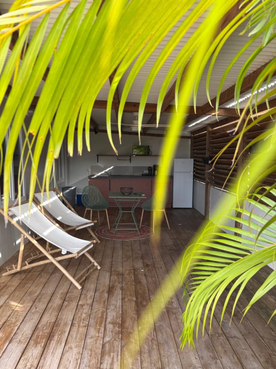 Patio, Day, Dining area, sunbed
