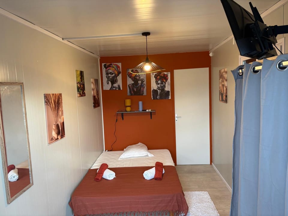Bed, Photo of the whole room, Bedroom, towels, wardrobe, air conditioner