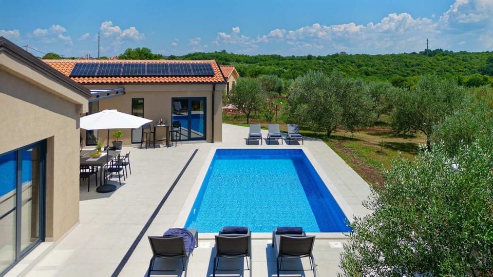 Property building, Landmark view, Swimming pool