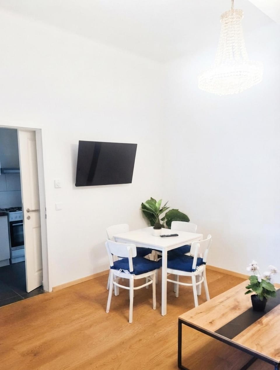 TV and multimedia, Seating area, Dining area