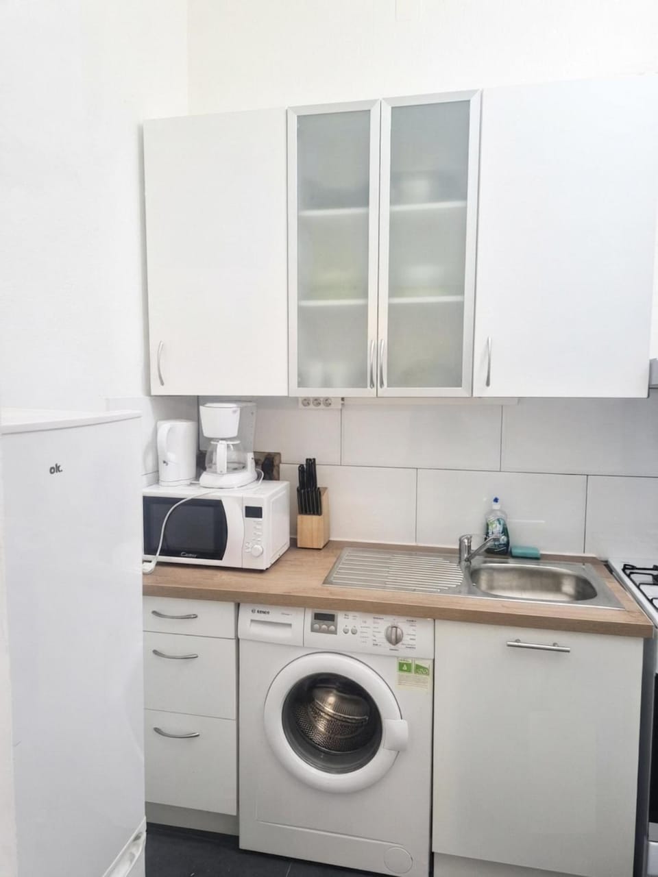 Coffee/tea facilities, Kitchen or kitchenette, oven, stove, washing machine