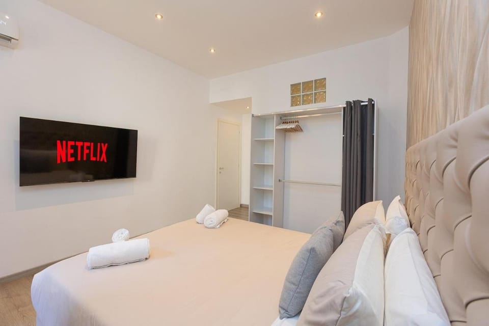 TV and multimedia, Bedroom, wardrobe, air conditioner, air conditioner