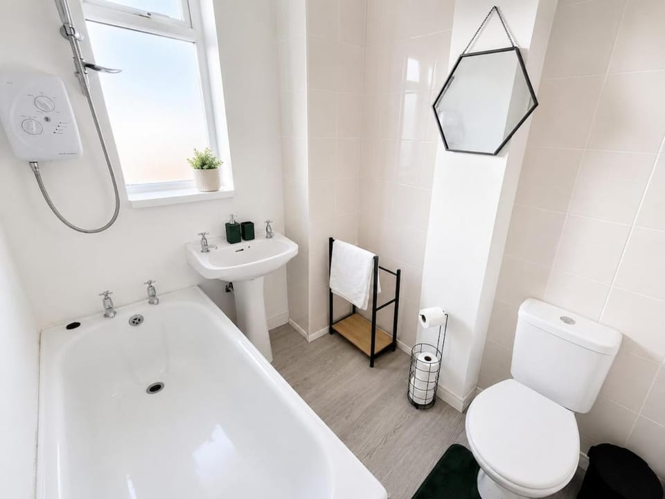 Cosy 1-Bed Barrow Stay, Sleeps 4, Near Town Apartment in Barrow-in-Furness