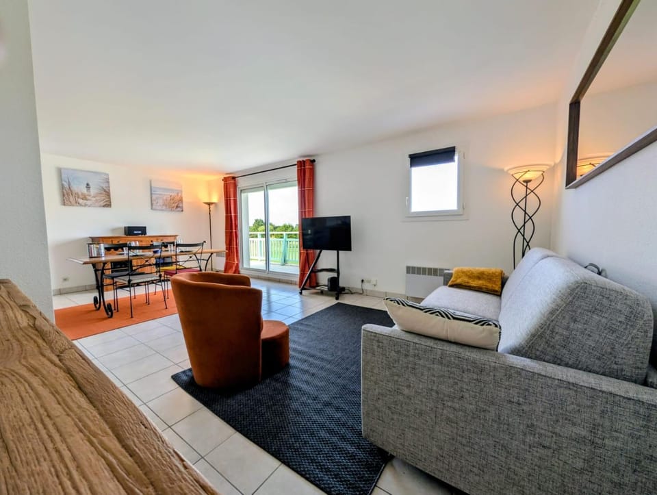 Communal lounge/ TV room, Living room, Dining area