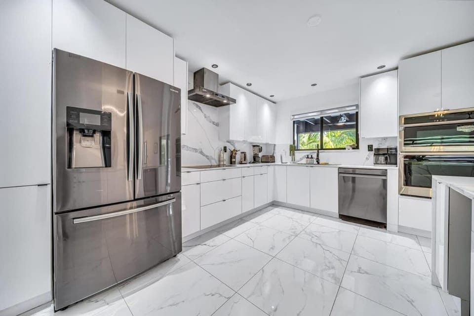 Villa Bellavista, Tropical 5BR Oasis with Private Pool Villa in Golden Glades