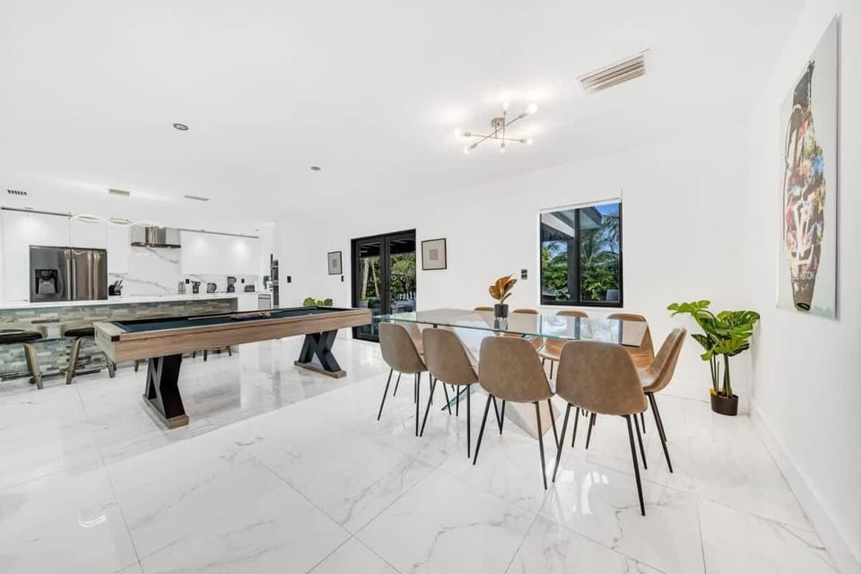Villa Bellavista, Tropical 5BR Oasis with Private Pool Villa in Golden Glades