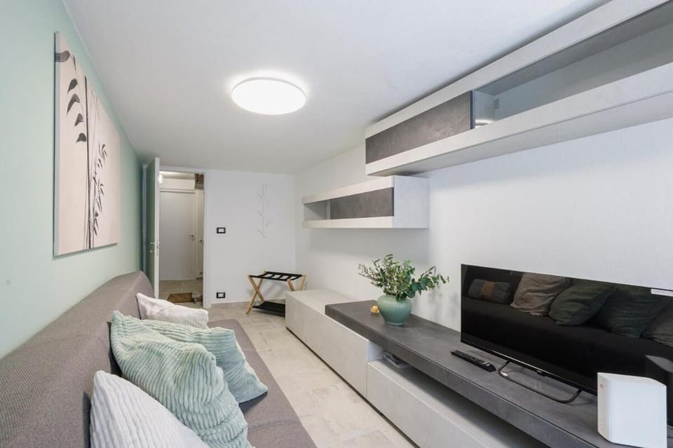 Bed, TV and multimedia, Living room