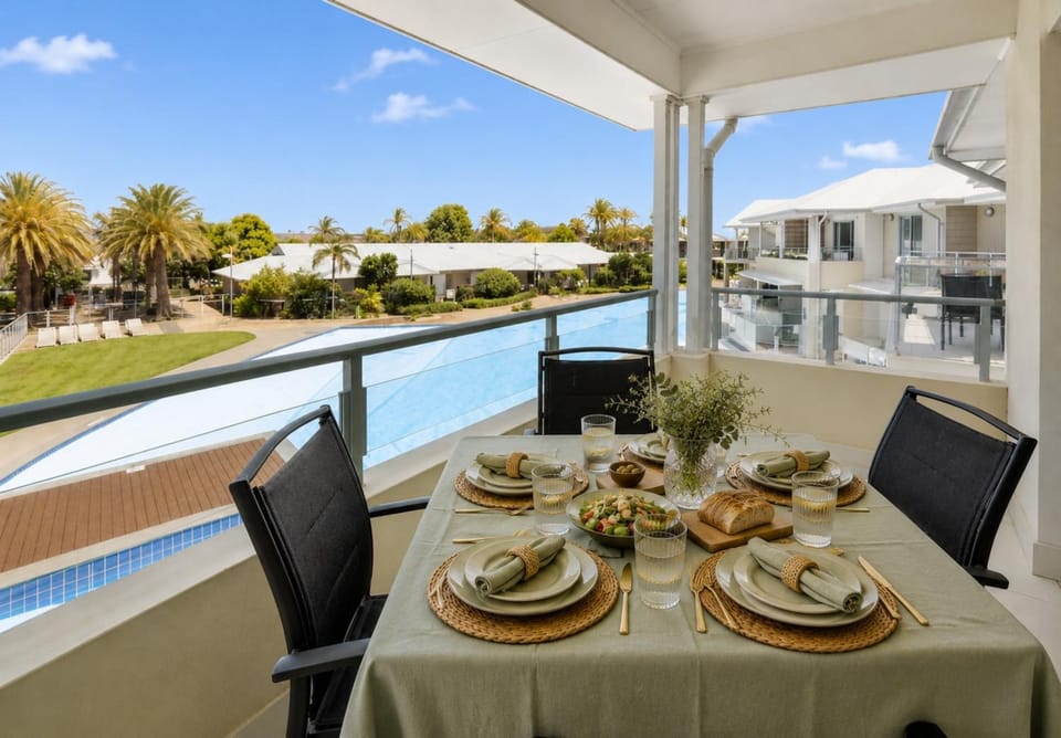 Day, View (from property/room), Balcony/Terrace, Seating area, Pool view, Swimming pool