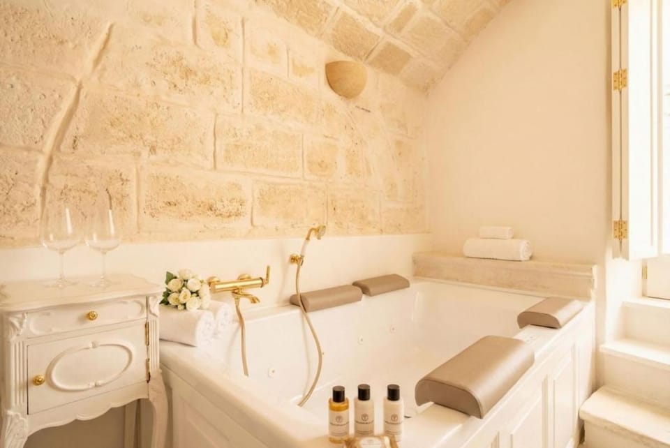 Casa Reale-Romantic Suite with Bath Tub in Old Town Apartment in Apulia