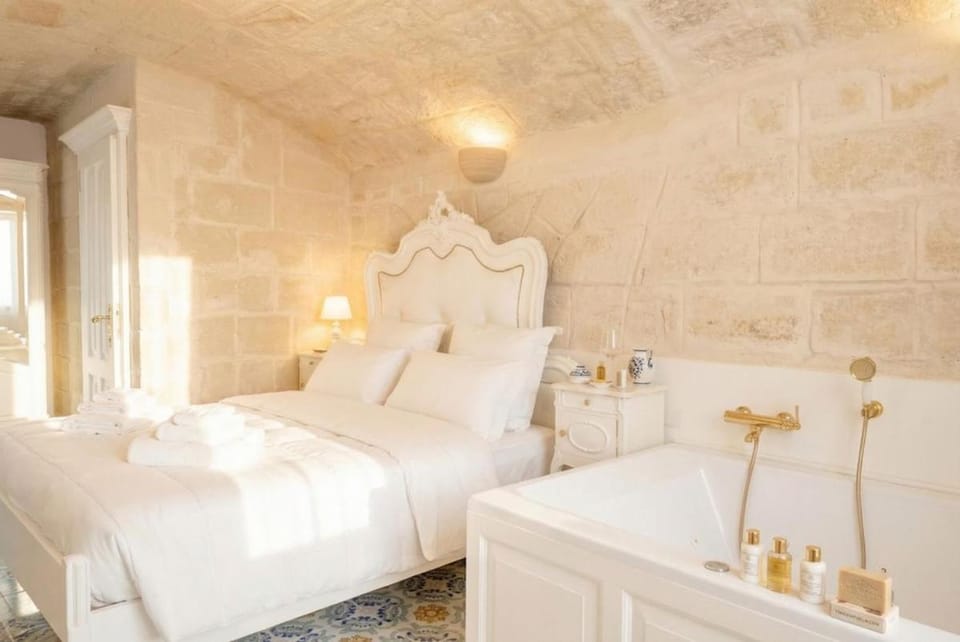 Casa Reale-Romantic Suite with Bath Tub in Old Town Apartment in Apulia