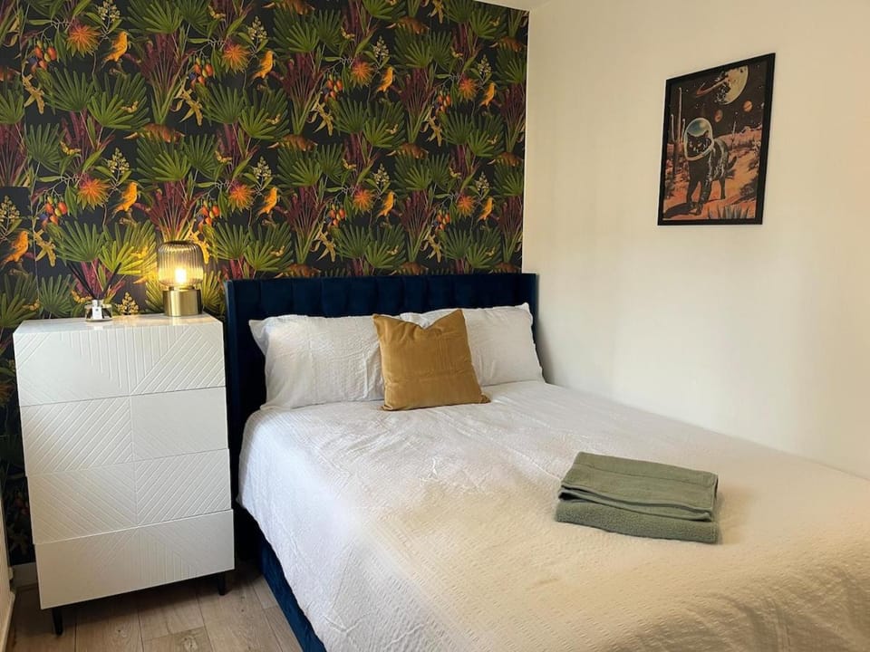 Spacious 6 bed sleeps 12 with free parking central Sheffield House in Sheffield