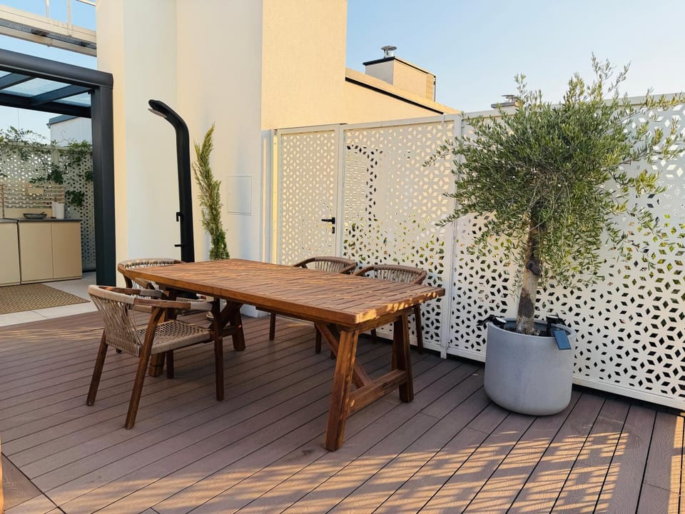 Shower, Balcony/Terrace, Food