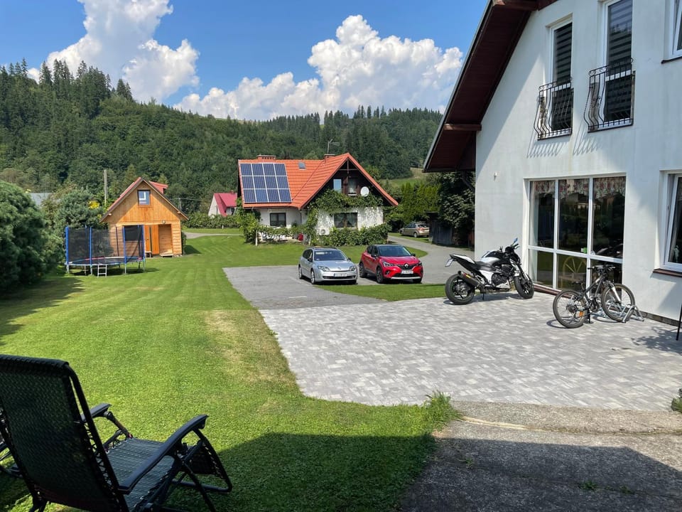 Property building, Spring, Day, Natural landscape, Garden, Garden view, Mountain view, Parking