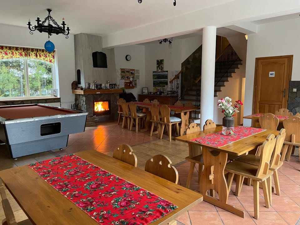 Billiard, Living room, Seating area, fireplace