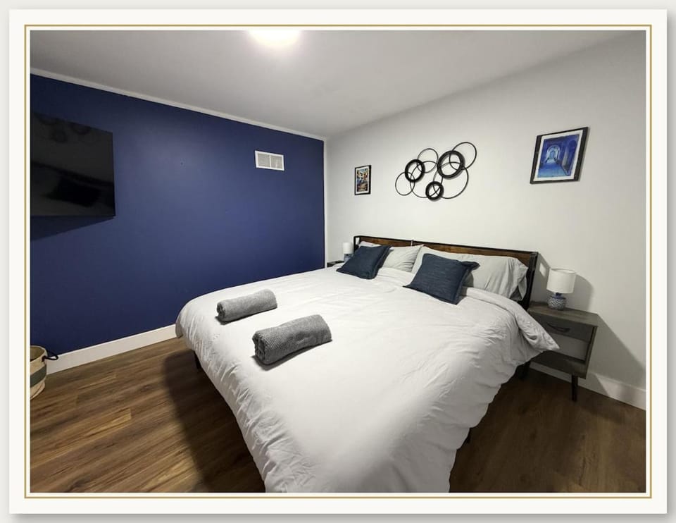 Bed, TV and multimedia, Photo of the whole room, Bedroom, towels