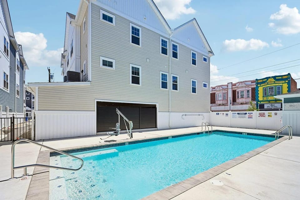 Luxury Top-Floor 3BR Condo with Pool, Just 2 Blocks from the Beach! Apartment in Wildwood