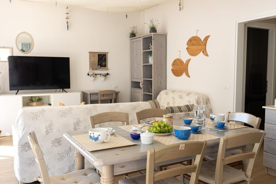TV and multimedia, Living room, Seating area, Dining area