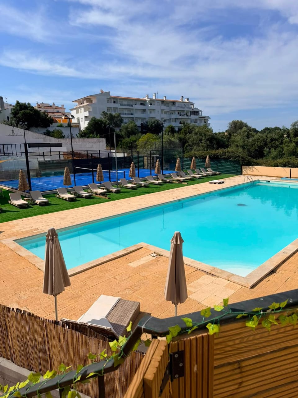 Restaurant/places to eat, Tennis court, Swimming pool