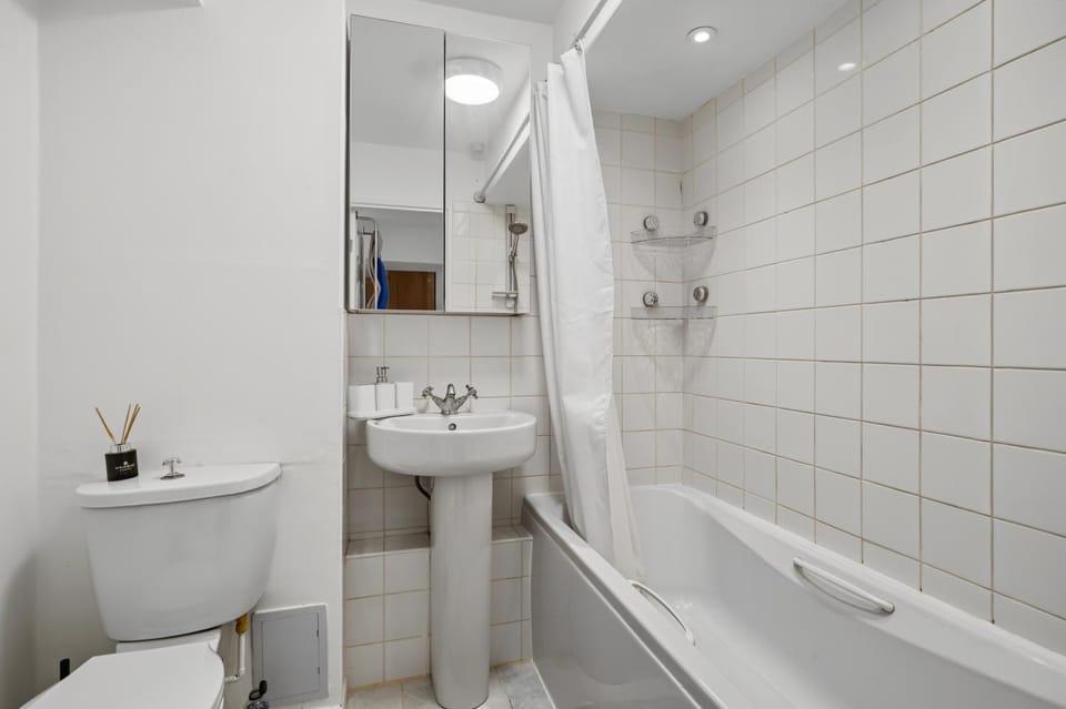 A modern, comfortable flat in West London near Kew Gardens Apartment in Brentford
