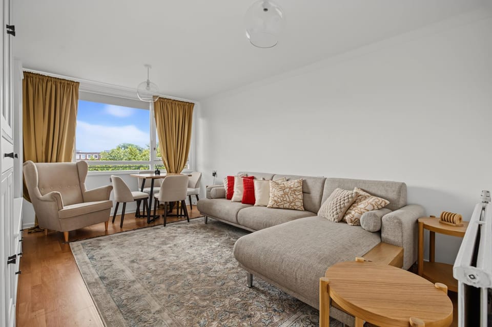 A modern, comfortable flat in West London near Kew Gardens Apartment in Brentford