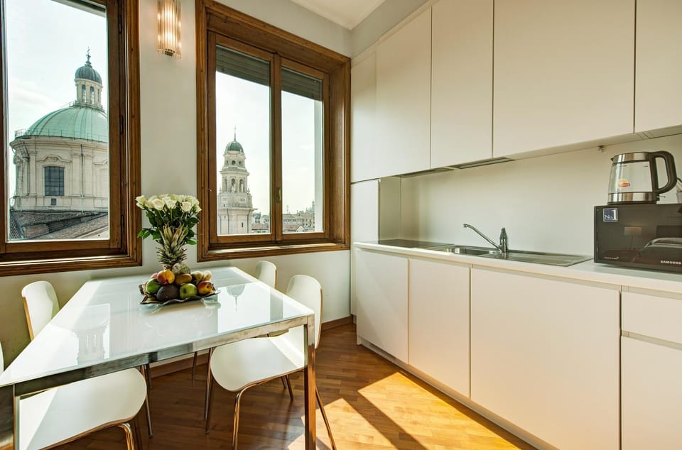 Coffee/tea facilities, Kitchen or kitchenette, Dining area