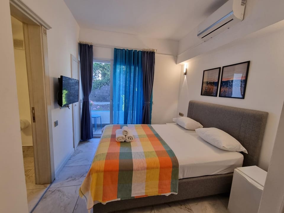 Bed, TV and multimedia, Photo of the whole room, Bedroom, air conditioner