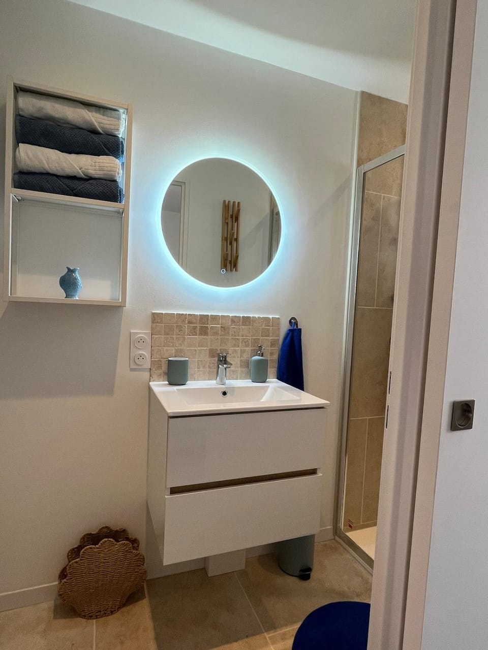 Studio rénové au coeur du centre ville de la londe les maures Apartment in La Londe-les-Maures