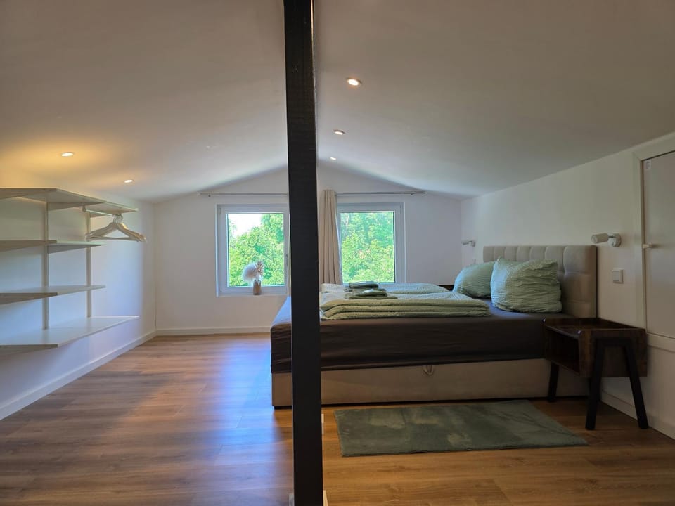Bed, Bedroom, Garden view