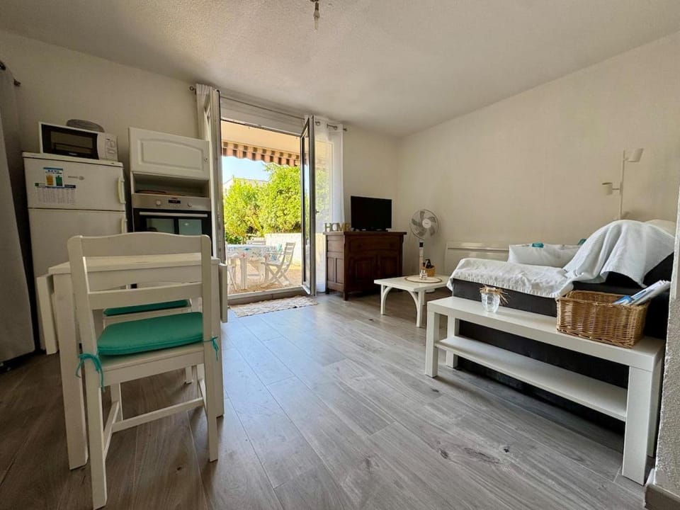Joli rez de jardin centre-ville de la londe les maures Apartment in La Londe-les-Maures