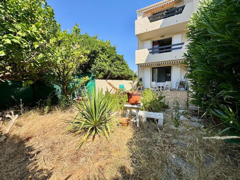 Joli rez de jardin centre-ville de la londe les maures Apartment in La Londe-les-Maures