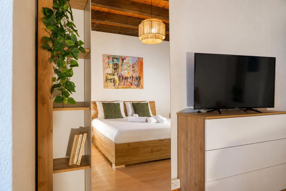 Bed, TV and multimedia, Bedroom, wardrobe