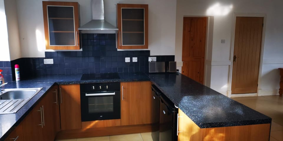 2 Bedroom apartment within 25 minutes of Chester Apartment in Wales