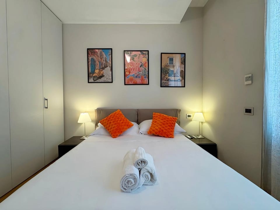 Photo of the whole room, Bedroom, towels, wardrobe