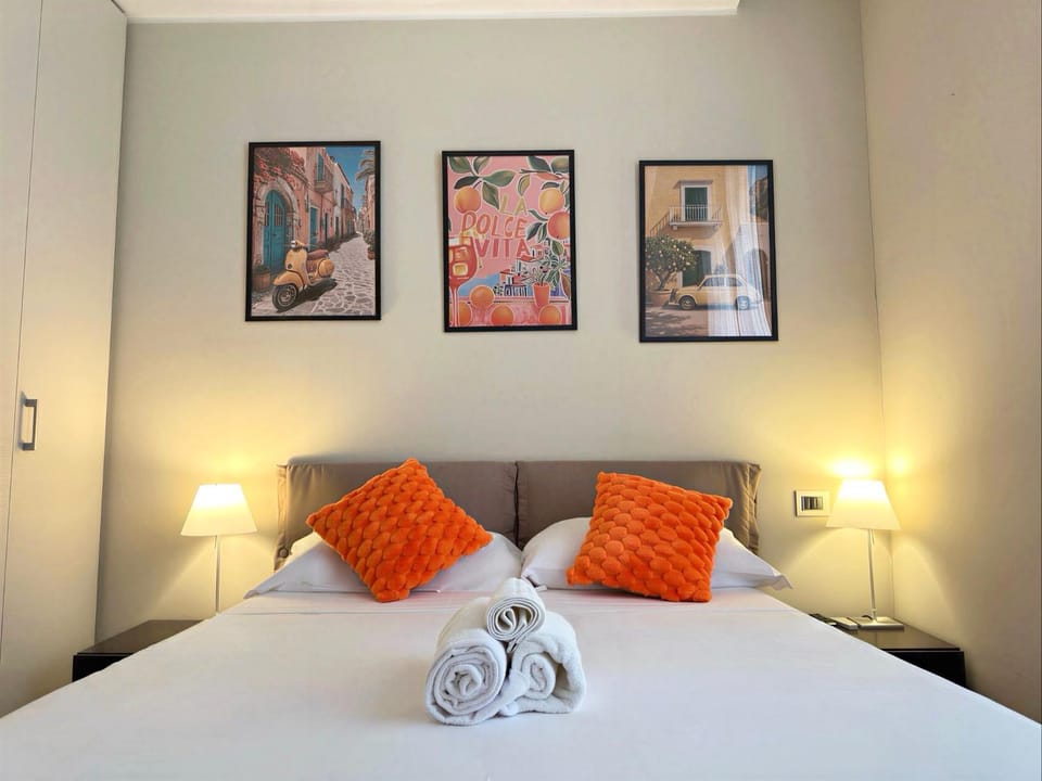 Photo of the whole room, Bedroom, towels, wardrobe
