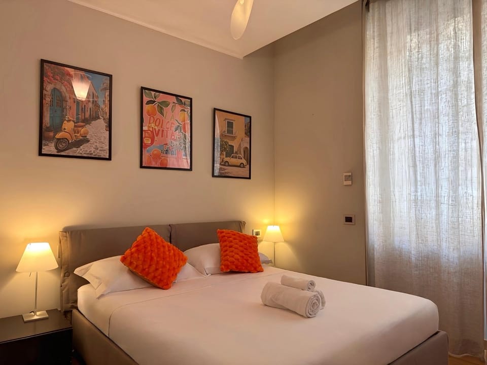 Photo of the whole room, Bedroom, towels