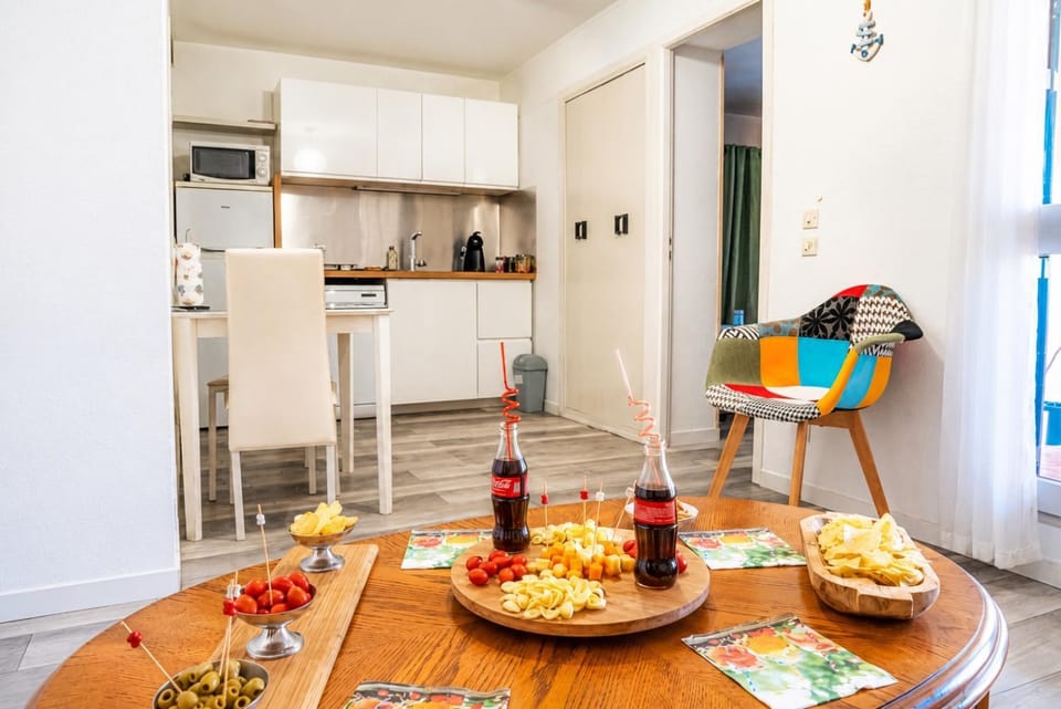 Kitchen or kitchenette, Food and drinks, Dining area, Food, Drinks, oven, stove