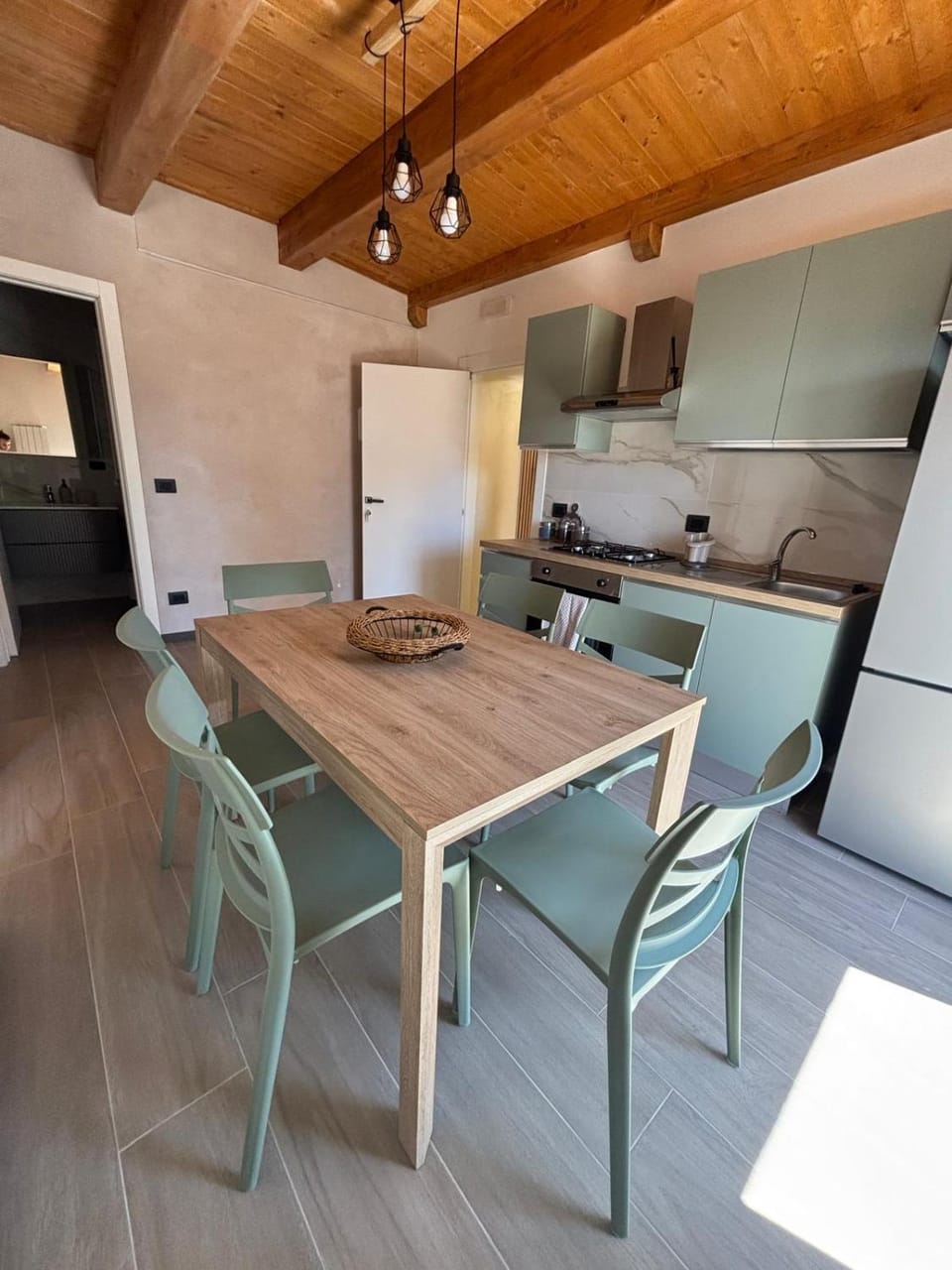 Kitchen or kitchenette, Dining area